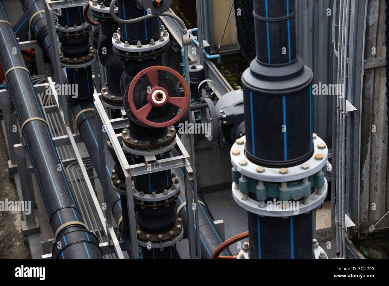 Système HVAC de l'industrie, tour de refroidissement, tuyau de vanne d'eau de système de climatiseur d'industrie de ventilateur au sommet du toit du bâtiment. Banque D'Images