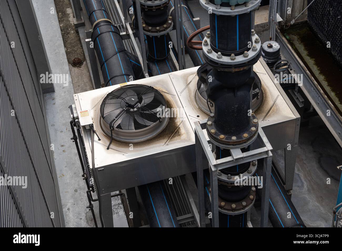 Système HVAC de l'industrie, tour de refroidissement, tuyau de vanne d'eau de système de climatiseur d'industrie de ventilateur au sommet du toit du bâtiment. Banque D'Images