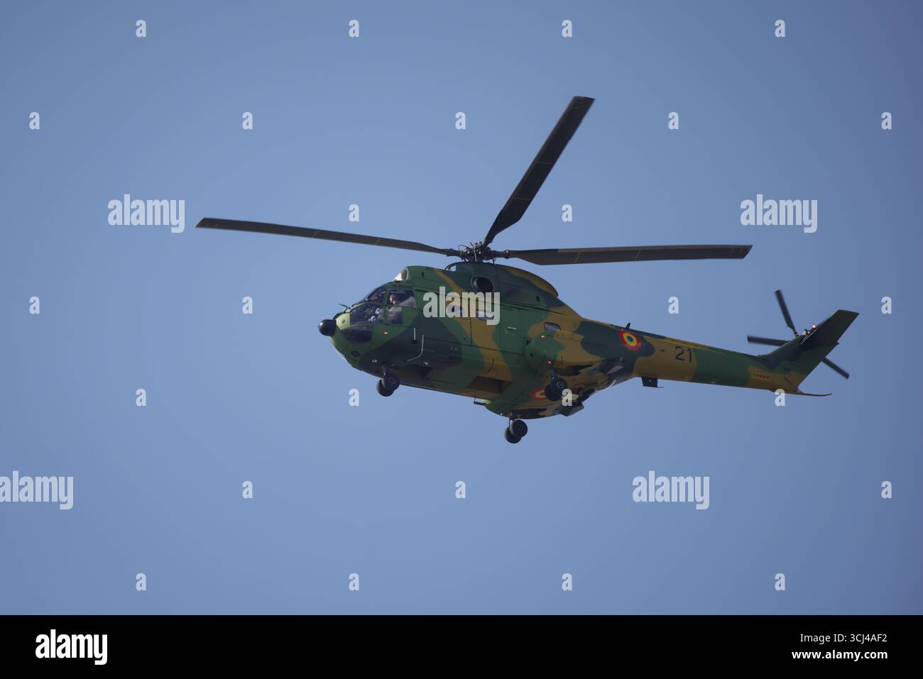 IAR-330 hélicoptère militaire Puma des forces aériennes roumaines en vol. Banque D'Images
