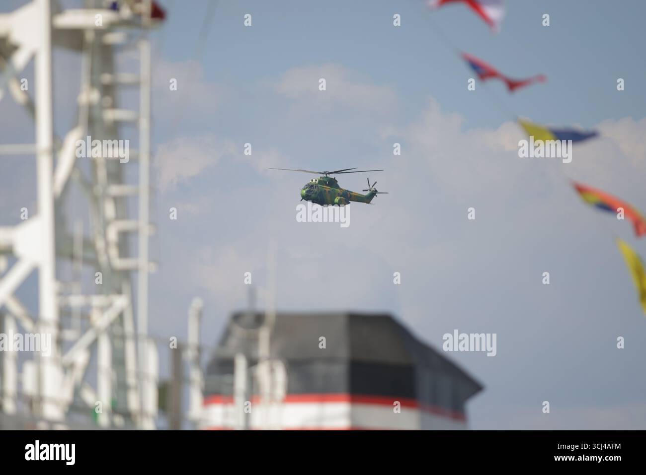 IAR-330 hélicoptère militaire Puma des forces aériennes roumaines en vol. Banque D'Images