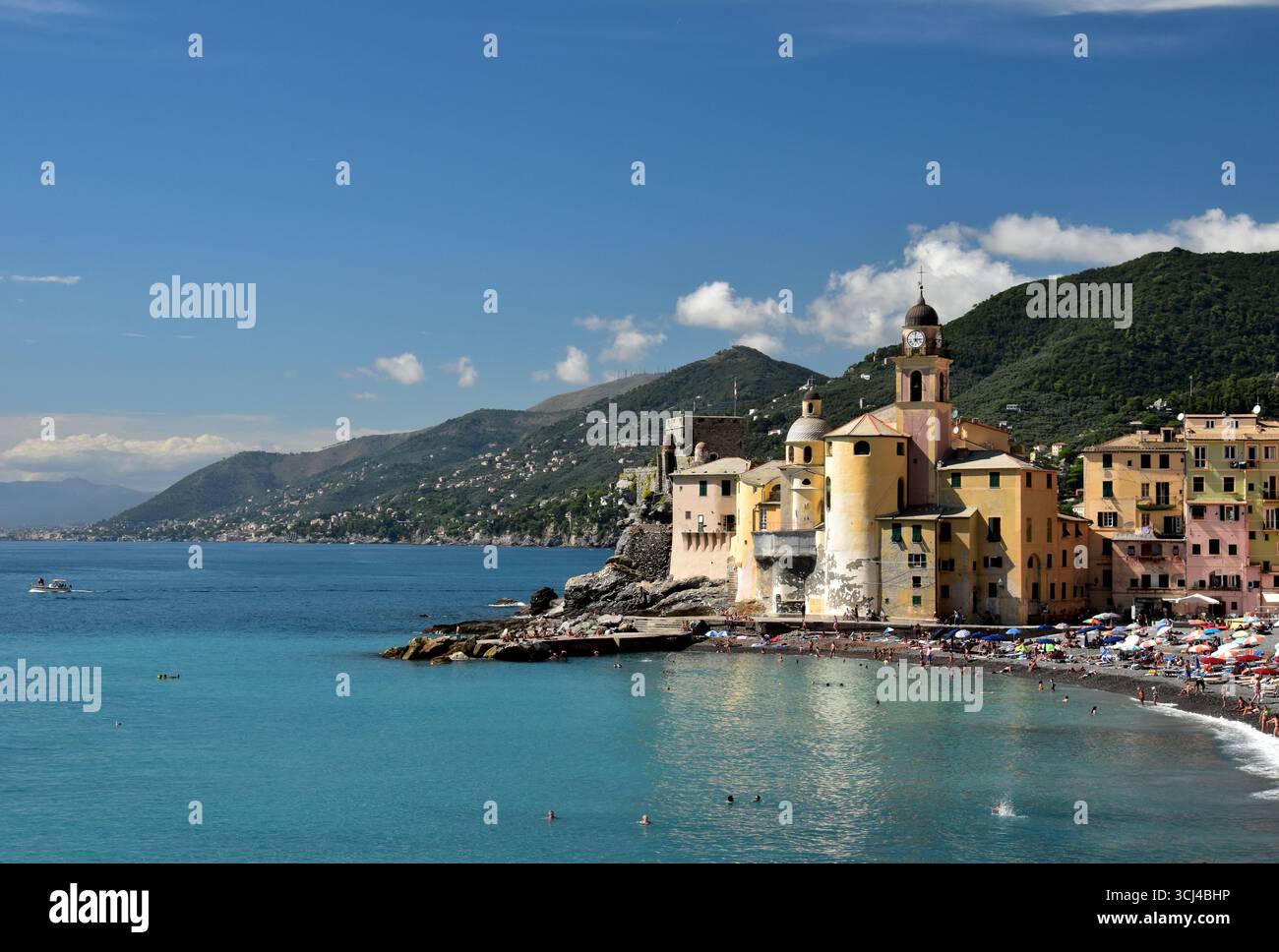 La ville italienne de Camogli sur la Riviera avec la Basilica di Santa Maria Assunta et Castello della Dragonara, comme la côte ligure s'étend au-delà. Banque D'Images