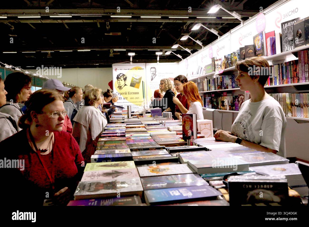 Moscou, Russie.4th septembre 2025. La 38ème Foire internationale du livre de Moscou a eu lieu au Centre des expositions panrusse de Moscou, le 4 septembre 2025, heure locale. La foire se déroule du 3 au 7 septembre, avec la participation de plus de 300 éditeurs et libraires de plusieurs pays. Crédit : Tian Bing/China News Service/Alamy Live News Banque D'Images
