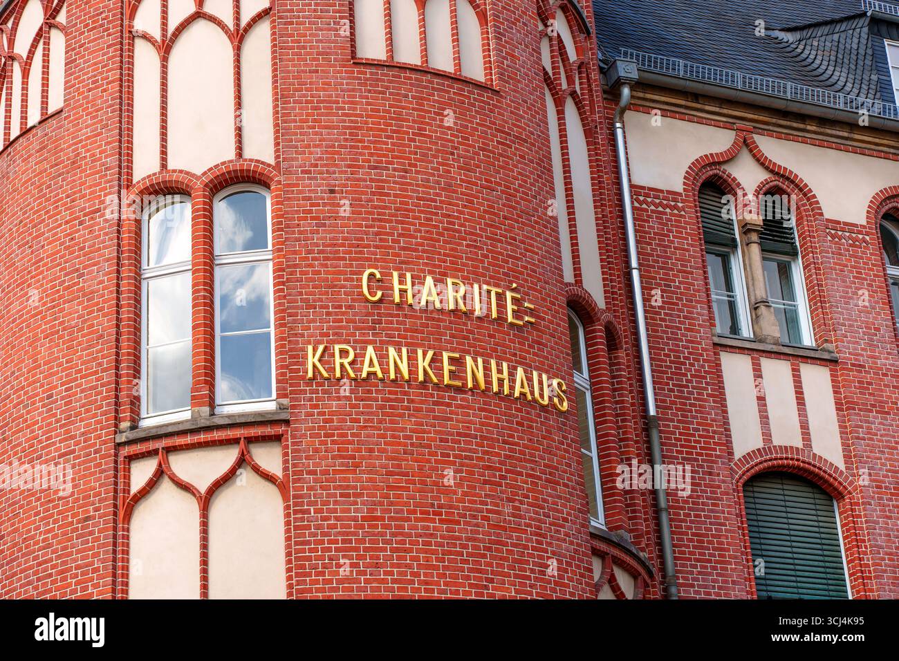 Berlin, Allemagne - 17 août 2025 : Charite Krankenhaus signe sur la façade du bâtiment en briques rouges de l'hôpital de Charite à Berlin. Banque D'Images