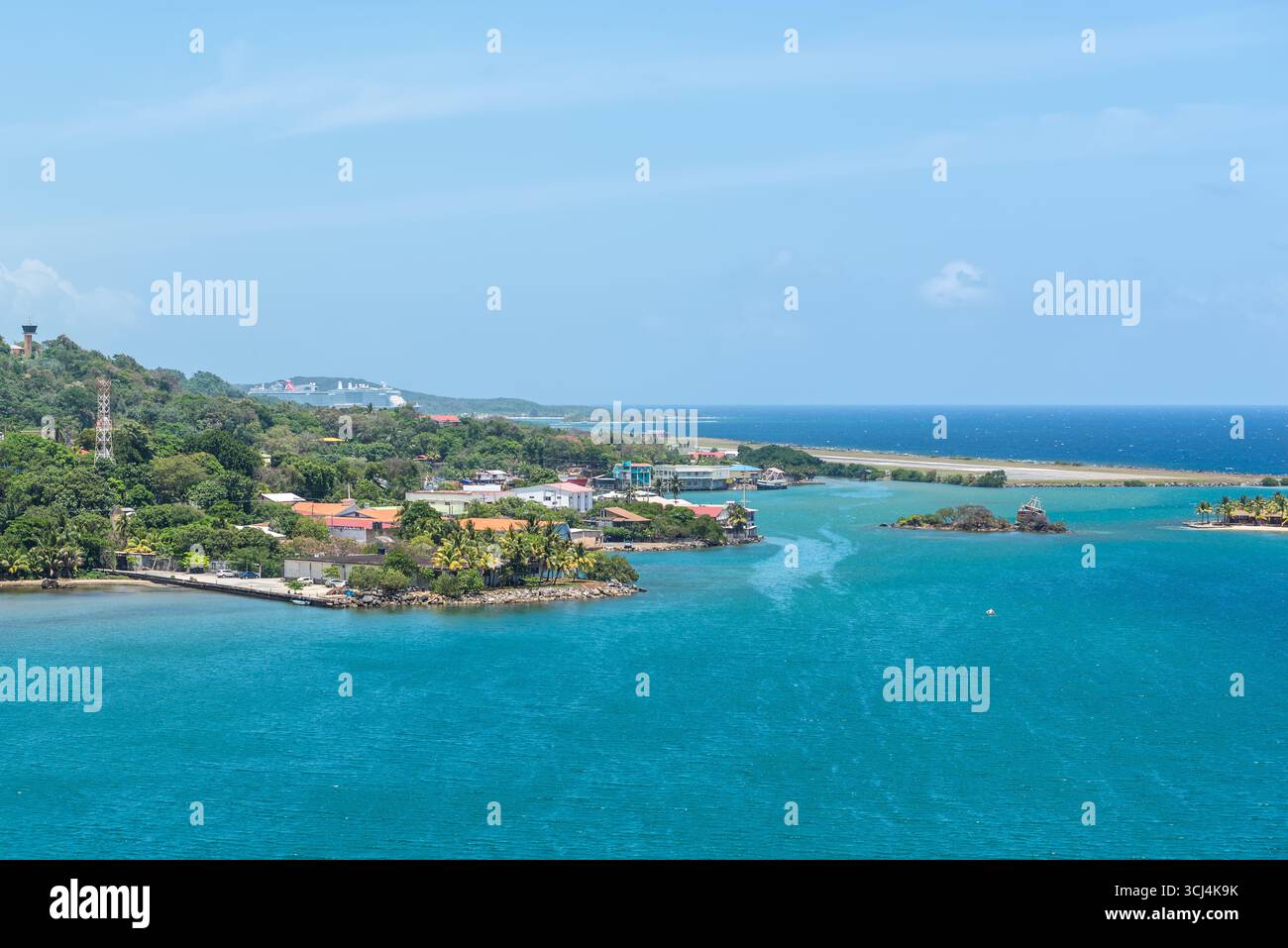 Isla de Roatan, Honduras - 16 avril 2024 : vue de dessus de l'île de Roatan, piste de l'aéroport et bateau de croisière au port de croisière de Roatan, Honduras. Banque D'Images