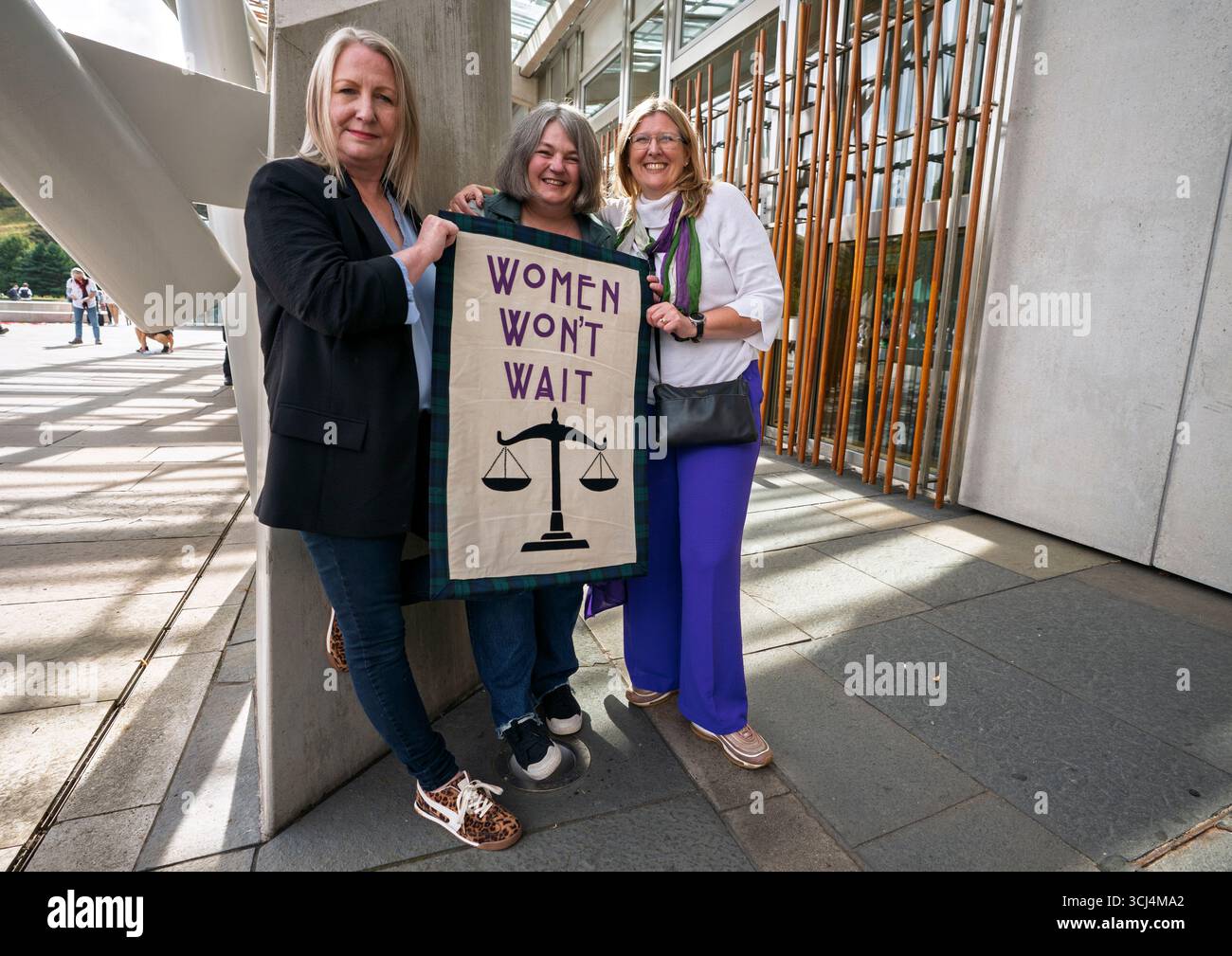 Marion Calder (G) Trina Budge (C) et Susan Smith de for Women Scotland lors d'un rassemblement de femmes pour souligner le retard dans la mise en œuvre de la décision de la Cour suprême. Banque D'Images