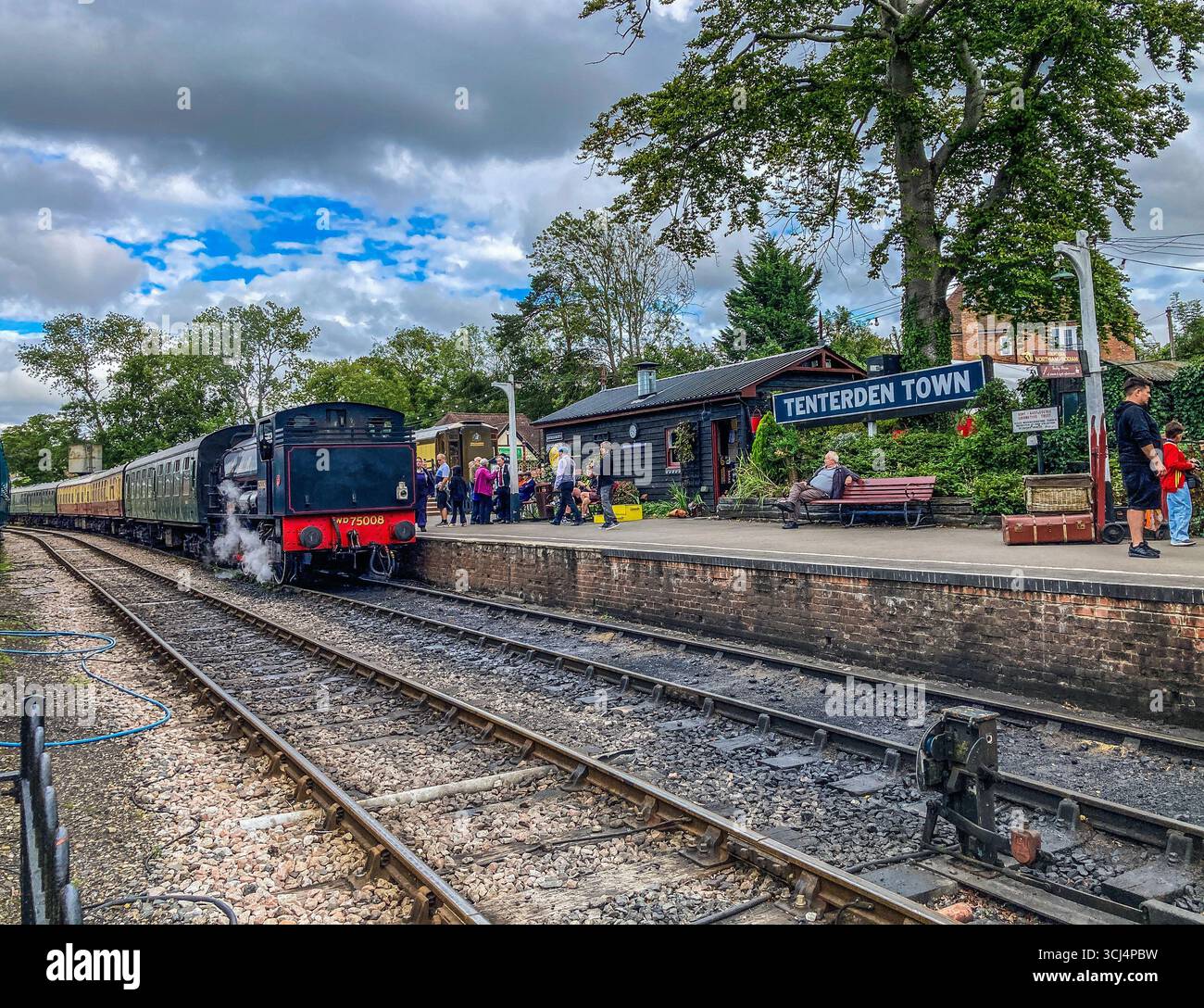 Locomotive no 75008 Swiftsure - Hunslet Austerity tirant un train dans la gare de Tenterden Town, sur le Kent and East Sussex Heritage Railway. - Image de stock capturée avec un smartphone