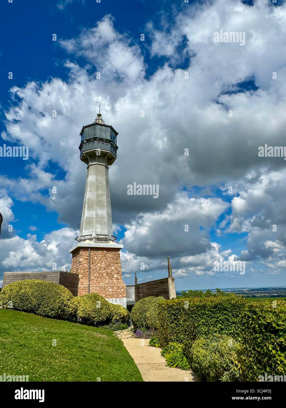 Le phare de Verzenay entouré de vignes dans la région Champagne, France. - Image de stock capturée avec un smartphone