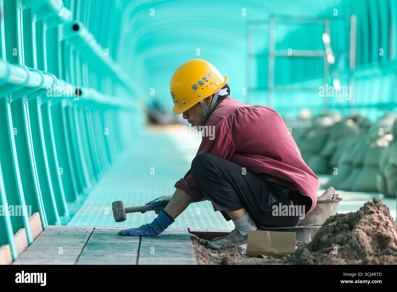 Southwest Guizhou, China.4th septembre 2025. Les photos aériennes ont été prises du pont du canyon Huajiang sur l’autoroute Liuzhi-Anlong dans la province du Guizhou, au sud-ouest de la Chine, le 4 septembre 2025. Ce pont est le plus haut du monde, et sa portée principale de 1 420 mètres se classe également au premier rang mondial parmi les ponts de montagne. Actuellement, le pont du canyon de Huajiang a passé ses tests de charge, ses projets d’intégration pont-tourisme sont en construction ordonnée et son ouverture officielle à la circulation est prévue pour la fin du mois de septembre. Crédit : qu Honglun/China News Service/Alamy Live News Banque D'Images