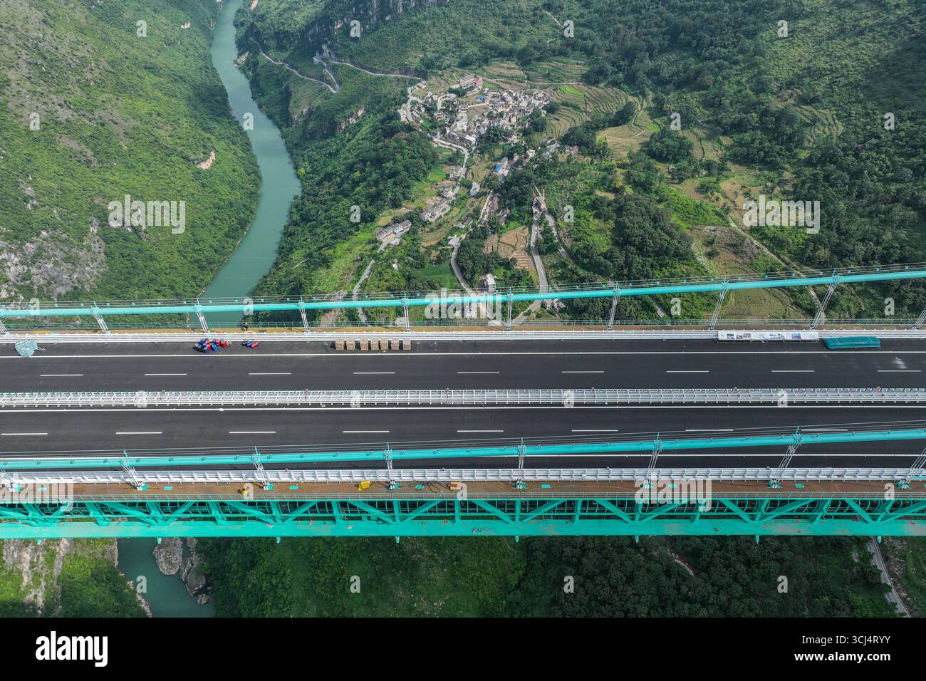 Southwest Guizhou, China.4th septembre 2025. Les photos aériennes ont été prises du pont du canyon Huajiang sur l’autoroute Liuzhi-Anlong dans la province du Guizhou, au sud-ouest de la Chine, le 4 septembre 2025. Ce pont est le plus haut du monde, et sa portée principale de 1 420 mètres se classe également au premier rang mondial parmi les ponts de montagne. Actuellement, le pont du canyon de Huajiang a passé ses tests de charge, ses projets d’intégration pont-tourisme sont en construction ordonnée et son ouverture officielle à la circulation est prévue pour la fin du mois de septembre. Crédit : qu Honglun/China News Service/Alamy Live News Banque D'Images