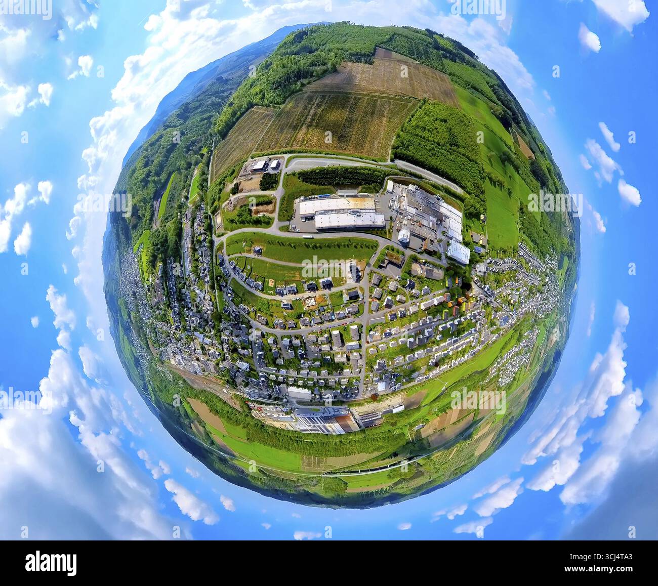 Vue aérienne, zone résidentielle, vue sur Bestwig, zone industrielle avec Howmet Aerospace Tital GmbH, zone forestière et plantations d'arbres, globe terrestre, fishe Banque D'Images