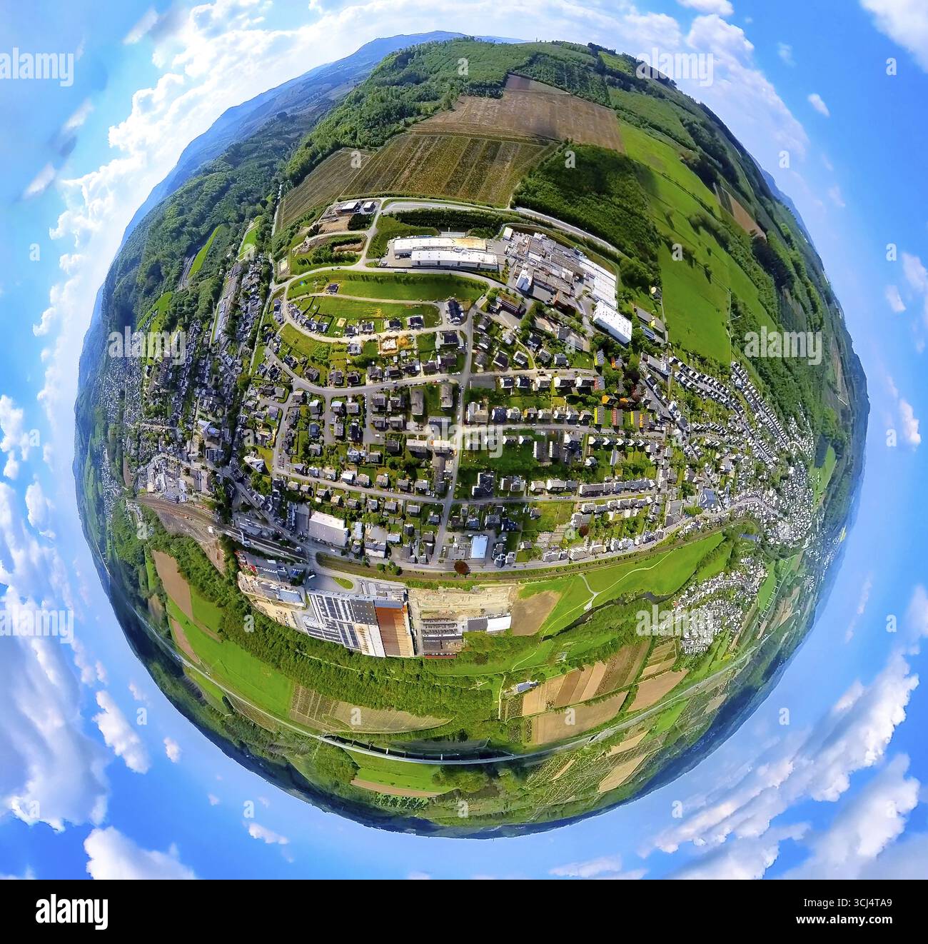 Vue aérienne, zone résidentielle vue locale Bestwig, zone industrielle avec Howmet Aerospace Tital GmbH, zone forestière et plantations d'arbres, globe terrestre, FIS Banque D'Images