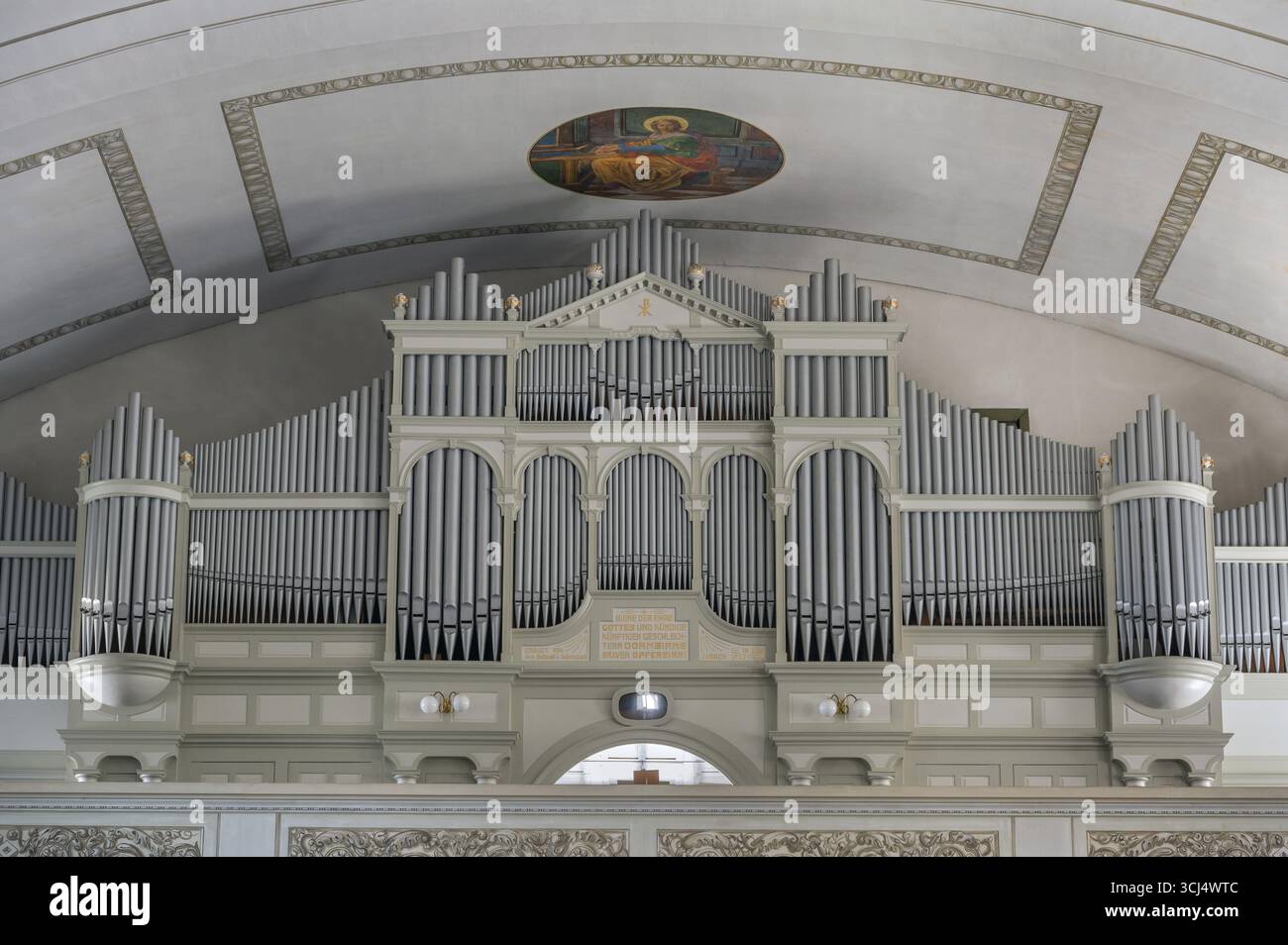 L'église paroissiale catholique romaine de St Martin, intérieur avec orgue loft, orgue Behmann et plafond fresque Dornbirn, Vorarlberg Banque D'Images