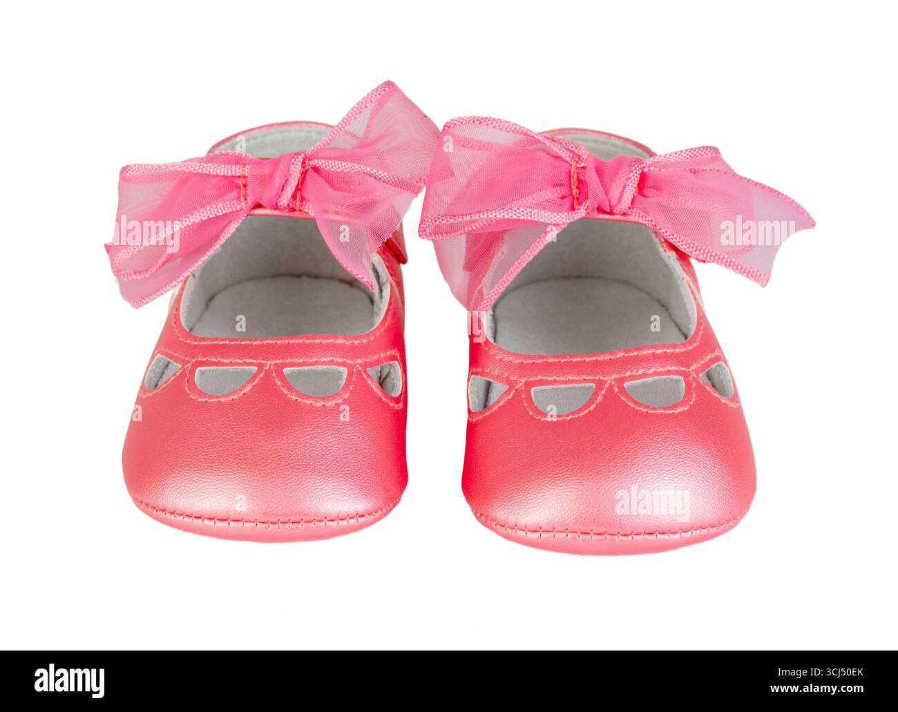 Gros plan d'une adorable chaussure de bébé rose, présentée sur un fond blanc. Avec un toucher doux, la photographie évoque des émotions de nouvelle vie. Parfait pour une utilisation Banque D'Images