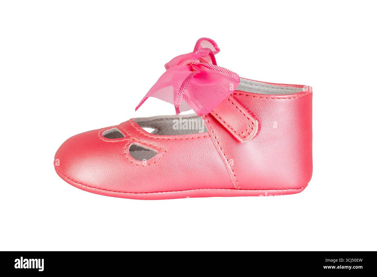 Gros plan d'une adorable chaussure de bébé rose, présentée sur un fond blanc. Avec un toucher doux, la photographie évoque des émotions de nouvelle vie. Parfait pour une utilisation Banque D'Images