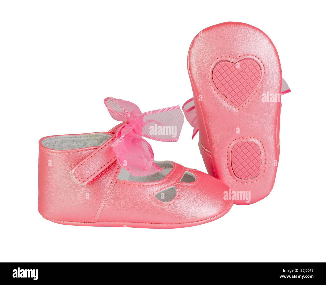 Gros plan d'une adorable chaussure de bébé rose, présentée sur un fond blanc. Avec un toucher doux, la photographie évoque des émotions de nouvelle vie. Parfait pour une utilisation Banque D'Images