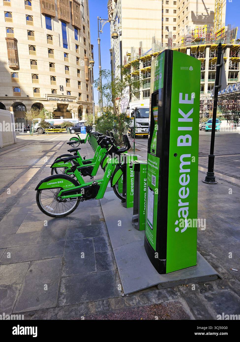 Location de vélos Careem dans la ville de Medina. Madinah, Arabie Saoudite - 5 mars 2024 - Image de stock capturée avec un smartphone