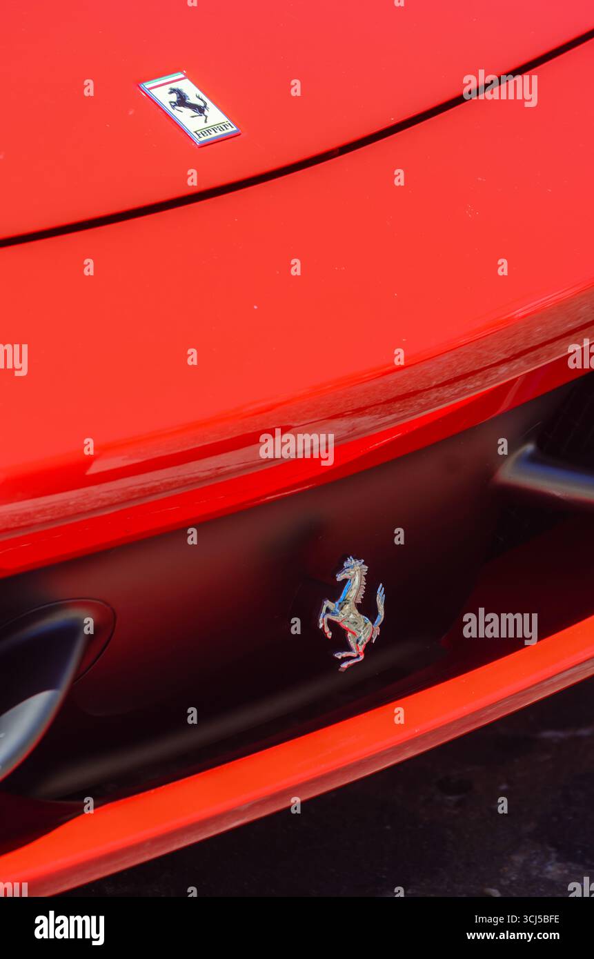 Gros plan d'un emblème et d'un badge Ferrari Pininfarina Testarossa rouges Banque D'Images