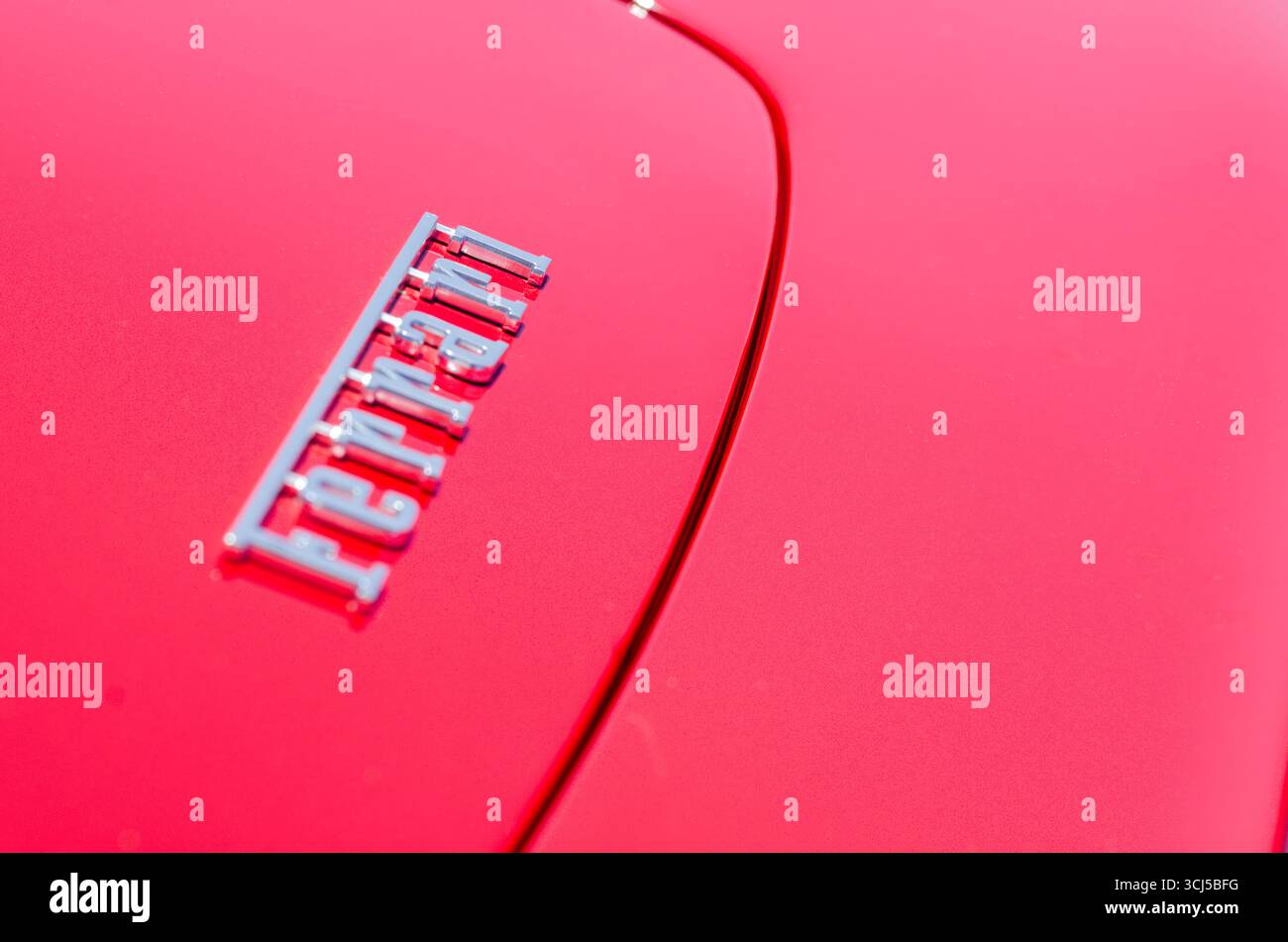 Gros plan du logo Ferrari sur une Ferrari Pininfarina Testarossa rouge Banque D'Images