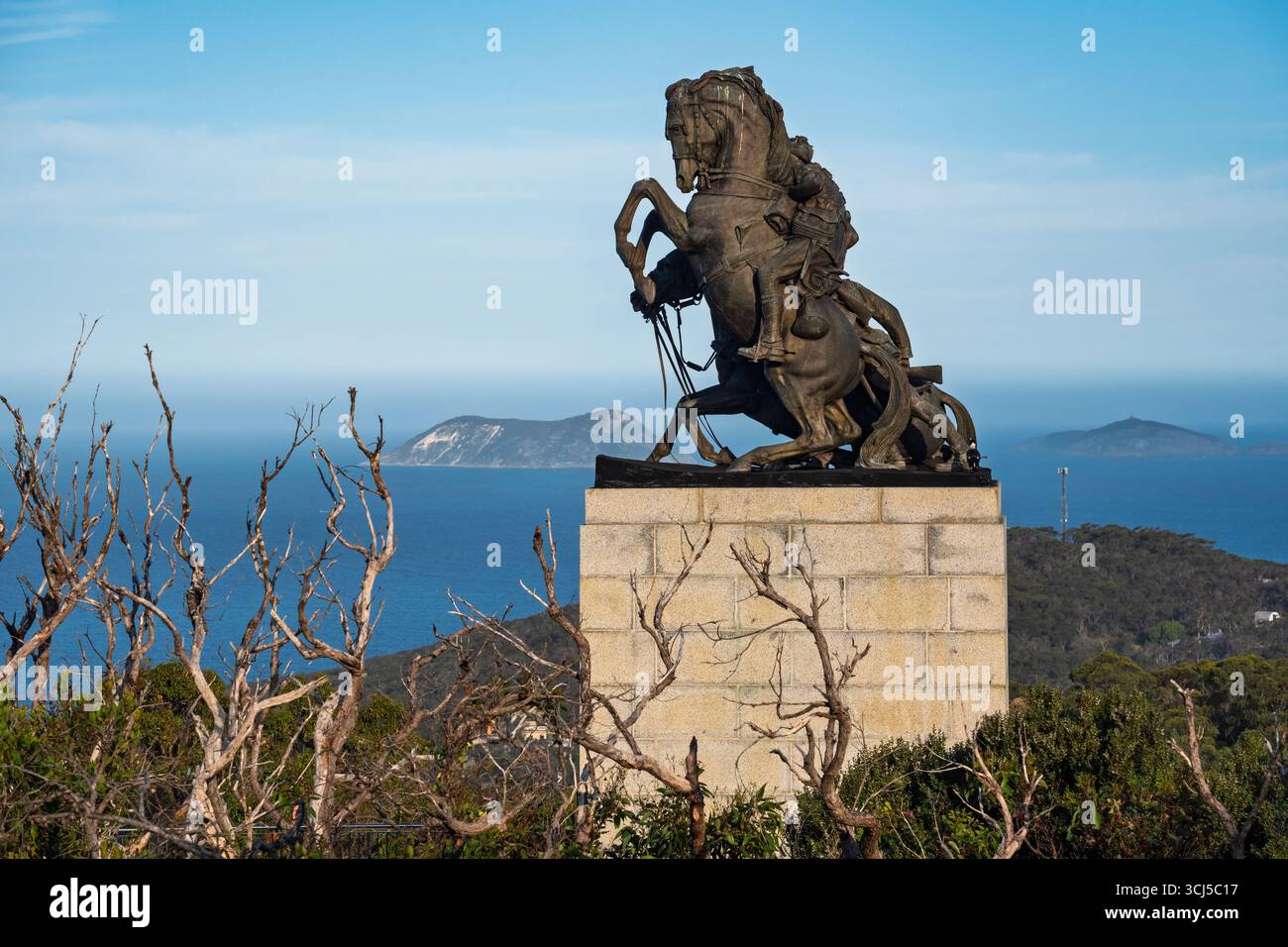 Le Desert Mounted corps Memorial, Mount Clarence, Albany, Australie occidentale. En arrière-plan, on trouve l'île Michaelmas (à gauche) et l'île Breaksea. Banque D'Images