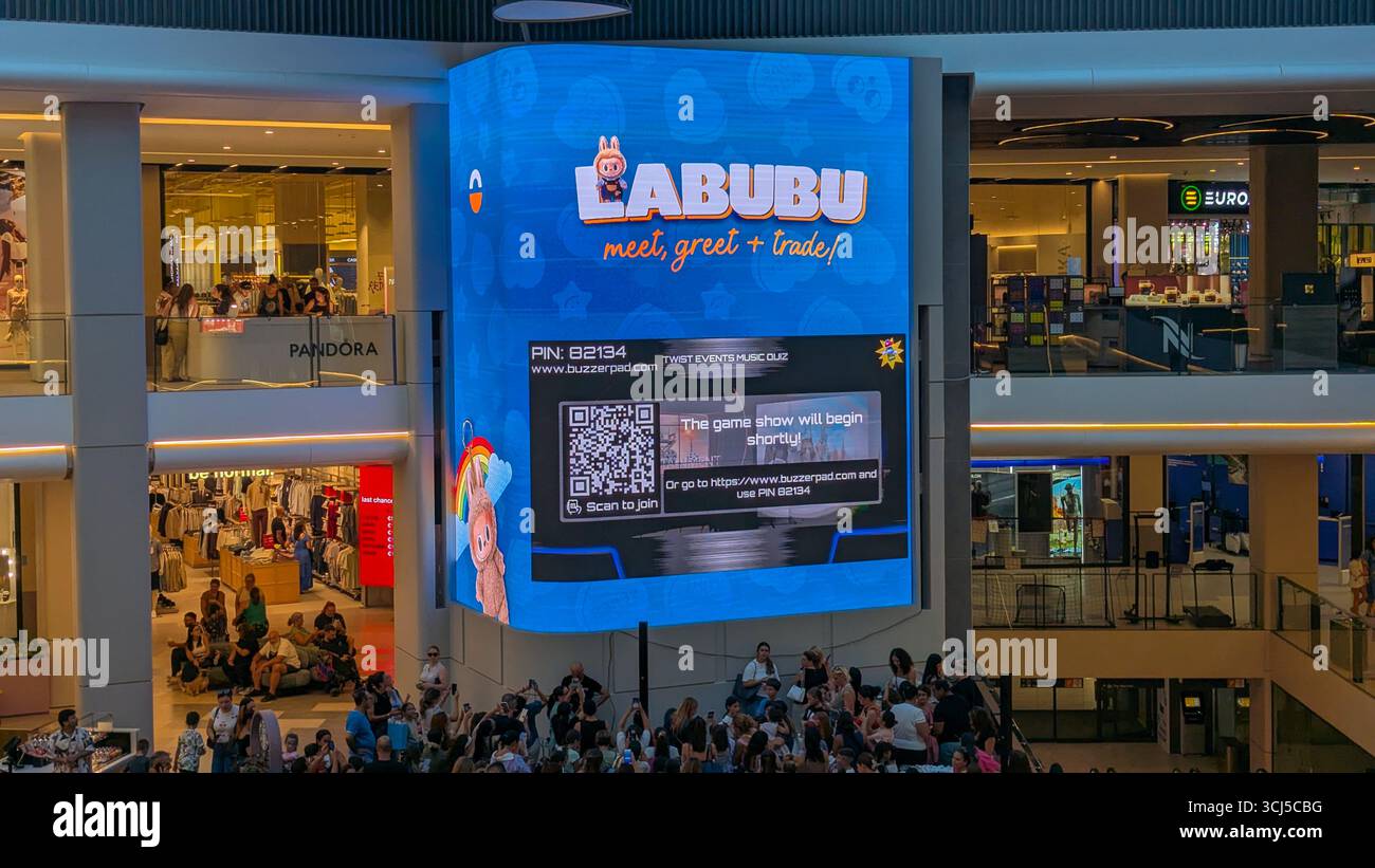 Les fans enthousiastes de Labubu participent au PopMart Quiz Inside Maltese Mall : Kalkara, Malta - 2 septembre 2025 Banque D'Images