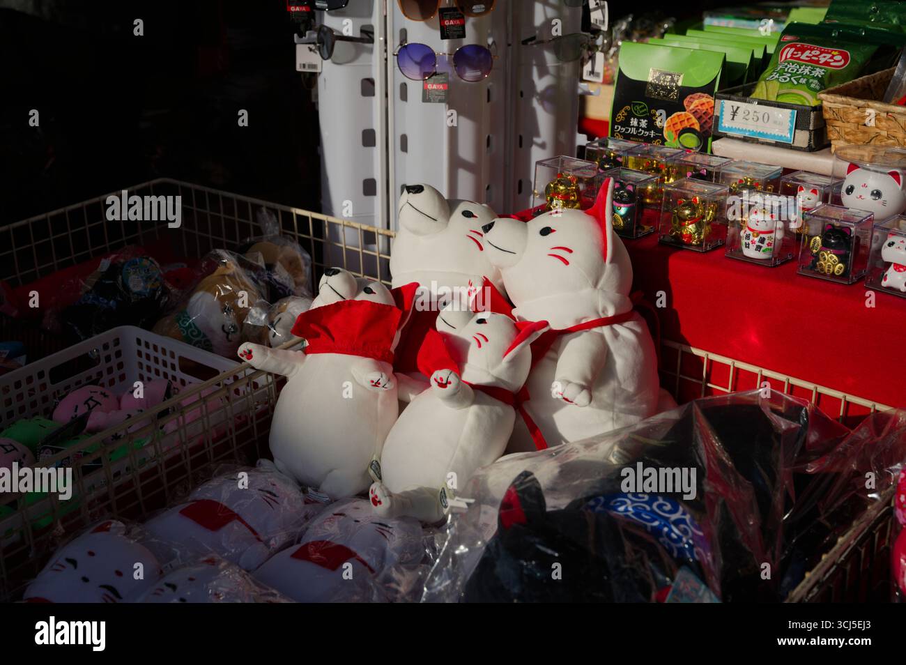 Poupées de renard en peluche et figurines de chat chanceux exposées dans un stand de la rue de Kyoto Banque D'Images