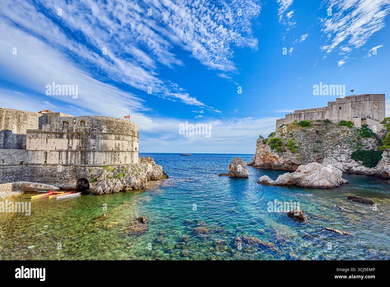Vieille ville fortifiée murs et tour avec petite plage dans la baie à côté du fort Lovrijenic, le fort a été construit à l'origine en 1319, Dubrovnik, Croatie, Europe Banque D'Images Vieille ville fortifiée murs et tour avec petite plage dans la baie à côté du fort Lovrijenic, le fort a été construit à l'origine en 1319, Dubrovnik, Croatie, Europe Banque D'Images