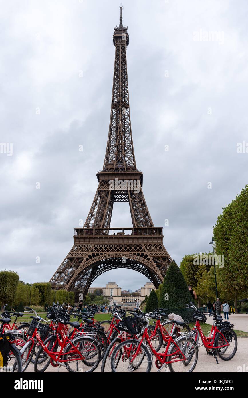 Paris, France, 09.04.2025. Vélos touristes rouges debout devant la Tour Eiffel. Paris à vélo. Banque D'Images