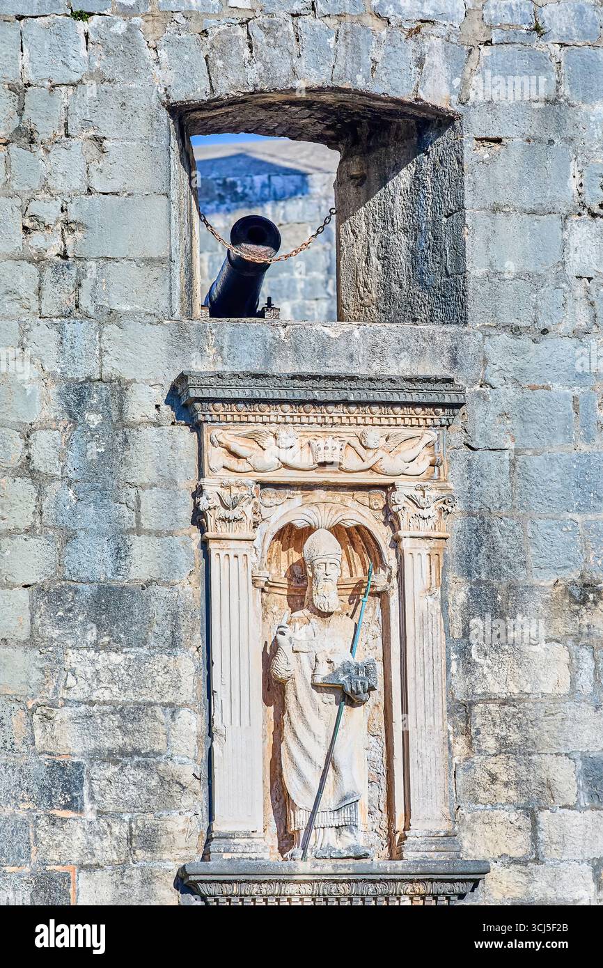 Statue de Saint Blaise sur la façade du mur d'enceinte fortifié de Dubrovnik, il y a beaucoup de statues de Saint Blaise dans la vieille ville, Dubrovnik, Croatie Banque D'Images Statue de Saint Blaise sur la façade du mur d'enceinte fortifié de Dubrovnik, il y a beaucoup de statues de Saint Blaise dans la vieille ville, Dubrovnik, Croatie Banque D'Images