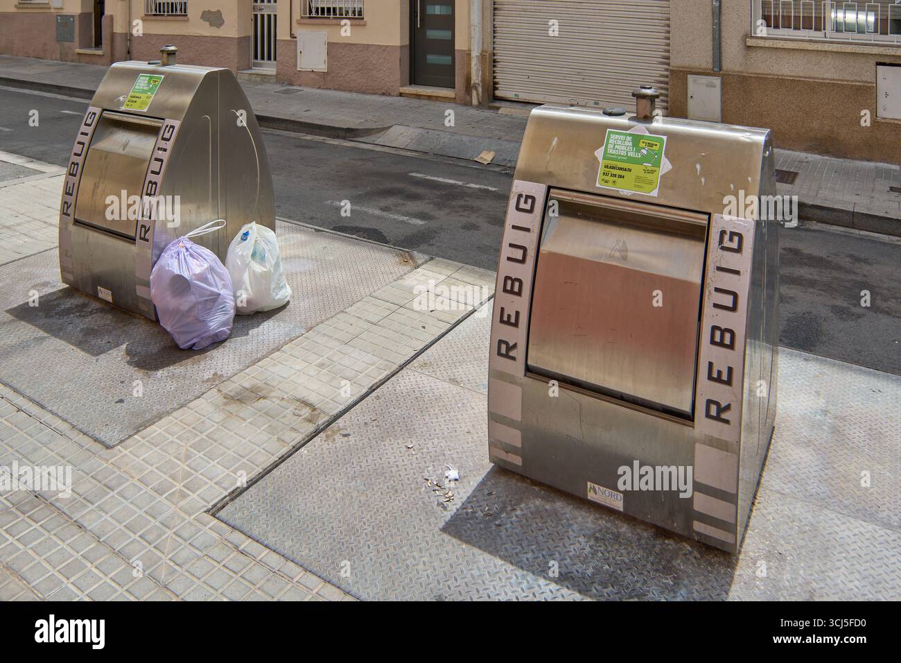 Viladecans. Barcelone - 05 septembre 2025 : image sur la gestion des déchets solides urbains. Conteneurs publics avec sacs abandonnés, illustrant un problème de Banque D'Images