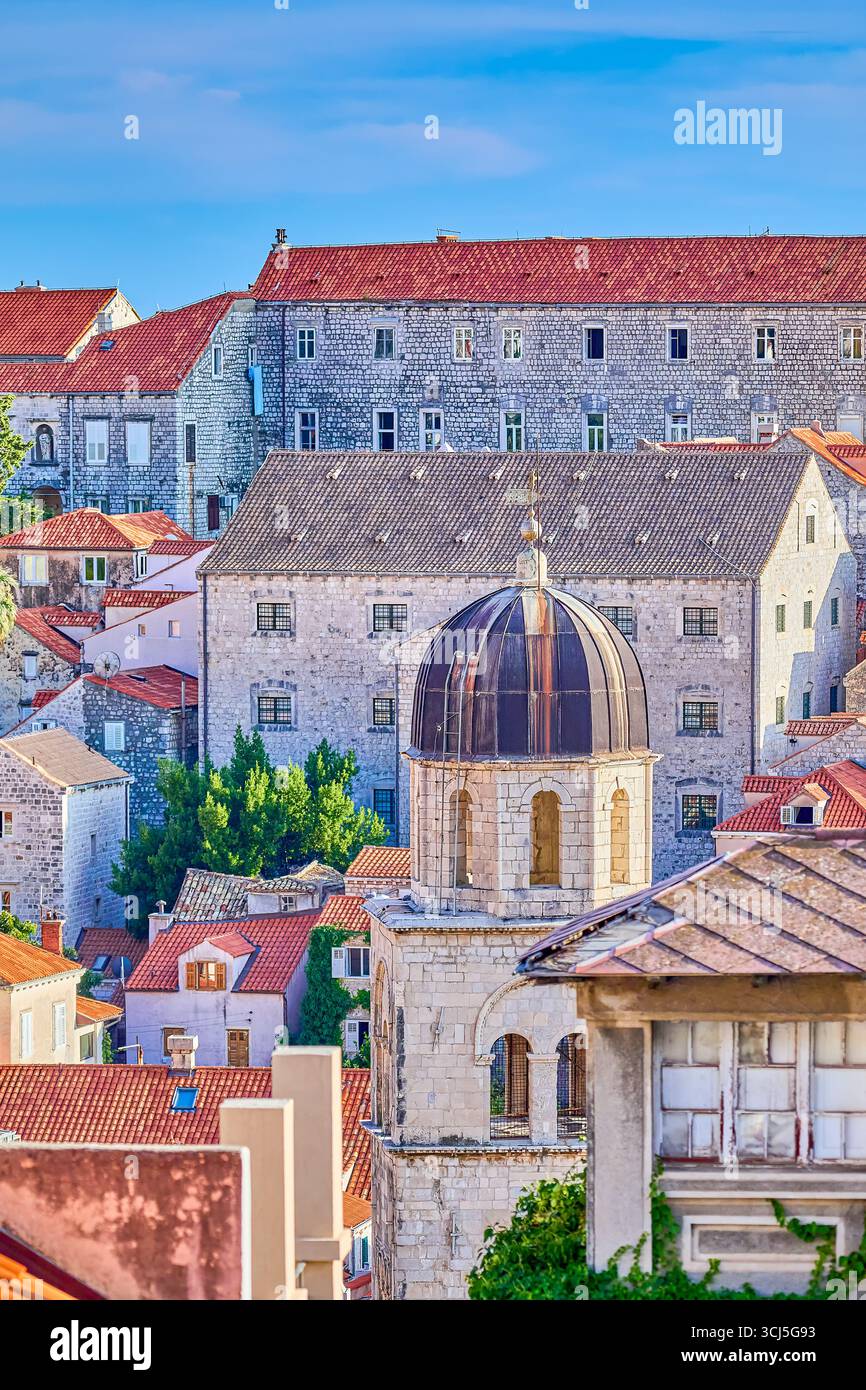 Vue en angle élevé des toits de tuiles rouges et des églises dans les 2 kilomètres environnants murs de protection fortifiés piétonniers, Dobrovnik, Croatie, Europe Banque D'Images Vue en angle élevé des toits de tuiles rouges et des églises dans les 2 kilomètres environnants murs de protection fortifiés piétonniers, Dobrovnik, Croatie, Europe Banque D'Images