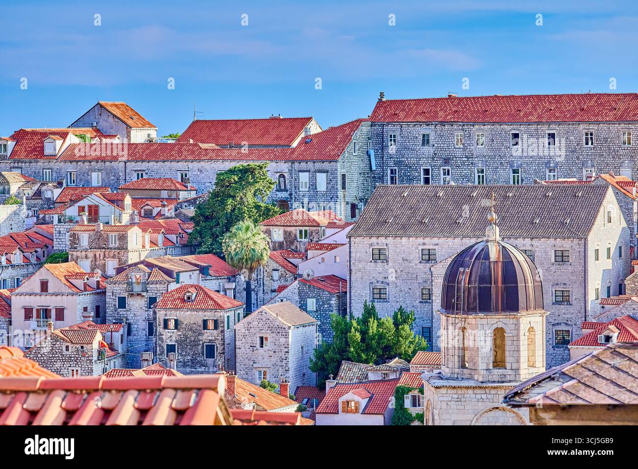 Vue en angle élevé des toits de tuiles rouges et des églises dans les 2 kilomètres environnants murs de protection fortifiés piétonniers, Dobrovnik, Croatie, Europe Banque D'Images Vue en angle élevé des toits de tuiles rouges et des églises dans les 2 kilomètres environnants murs de protection fortifiés piétonniers, Dobrovnik, Croatie, Europe Banque D'Images