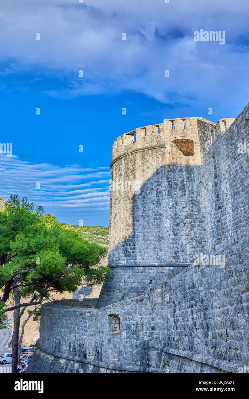 Fort de Minceta et murs de la vieille ville, le fort a été construit à l'origine en 1319, la région est un site du patrimoine mondial de l'UNESCO, Dubrovnik, Croatie, Europe Banque D'Images Fort de Minceta et murs de la vieille ville, le fort a été construit à l'origine en 1319, la région est un site du patrimoine mondial de l'UNESCO, Dubrovnik, Croatie, Europe Banque D'Images