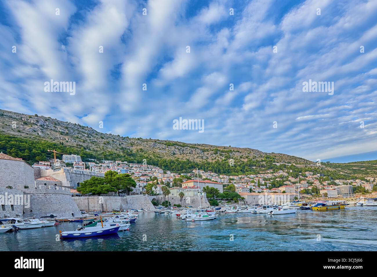 Vue sur le vieux port avec des bateaux amarrés et des yachts dans le centre de la vieille ville de Dubrovnik, Croatie, Europe Banque D'Images Vue sur le vieux port avec des bateaux amarrés et des yachts dans le centre de la vieille ville de Dubrovnik, Croatie, Europe Banque D'Images