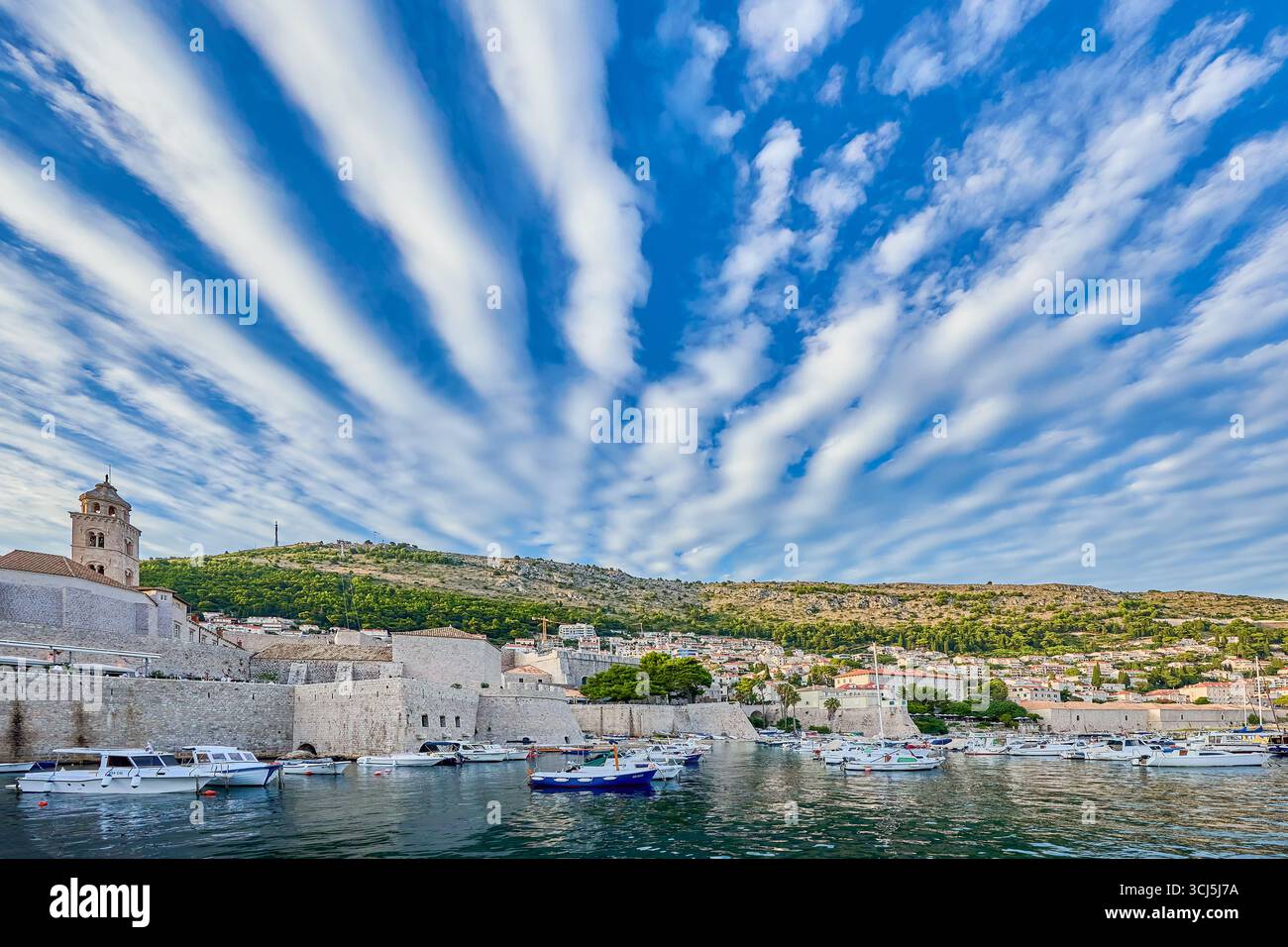 Vue sur le vieux port avec des bateaux amarrés et des yachts dans le centre de la vieille ville de Dubrovnik, Croatie, Europe Banque D'Images Vue sur le vieux port avec des bateaux amarrés et des yachts dans le centre de la vieille ville de Dubrovnik, Croatie, Europe Banque D'Images