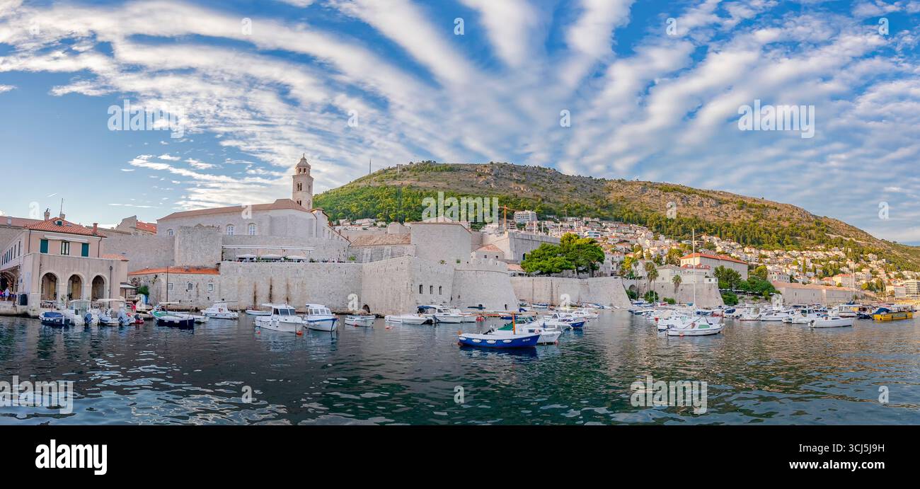 Vue sur le vieux port avec des bateaux amarrés et des yachts dans le centre de la vieille ville de Dubrovnik, Croatie, Europe Banque D'Images Vue sur le vieux port avec des bateaux amarrés et des yachts dans le centre de la vieille ville de Dubrovnik, Croatie, Europe Banque D'Images