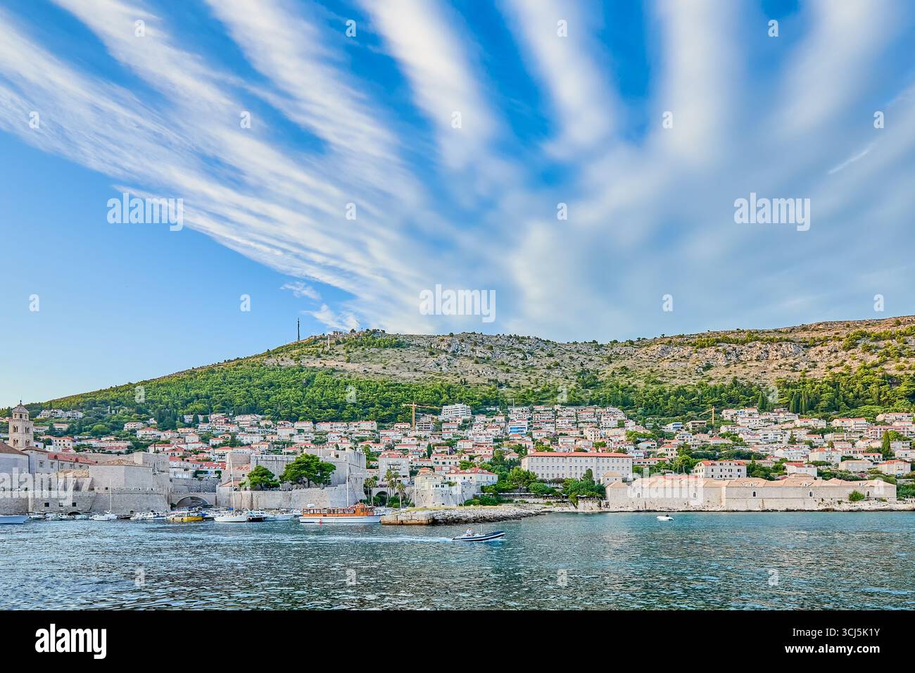Vue sur le vieux port avec des bateaux amarrés et des yachts dans le centre de la vieille ville de Dubrovnik, Croatie, Europe Banque D'Images Vue sur le vieux port avec des bateaux amarrés et des yachts dans le centre de la vieille ville de Dubrovnik, Croatie, Europe Banque D'Images
