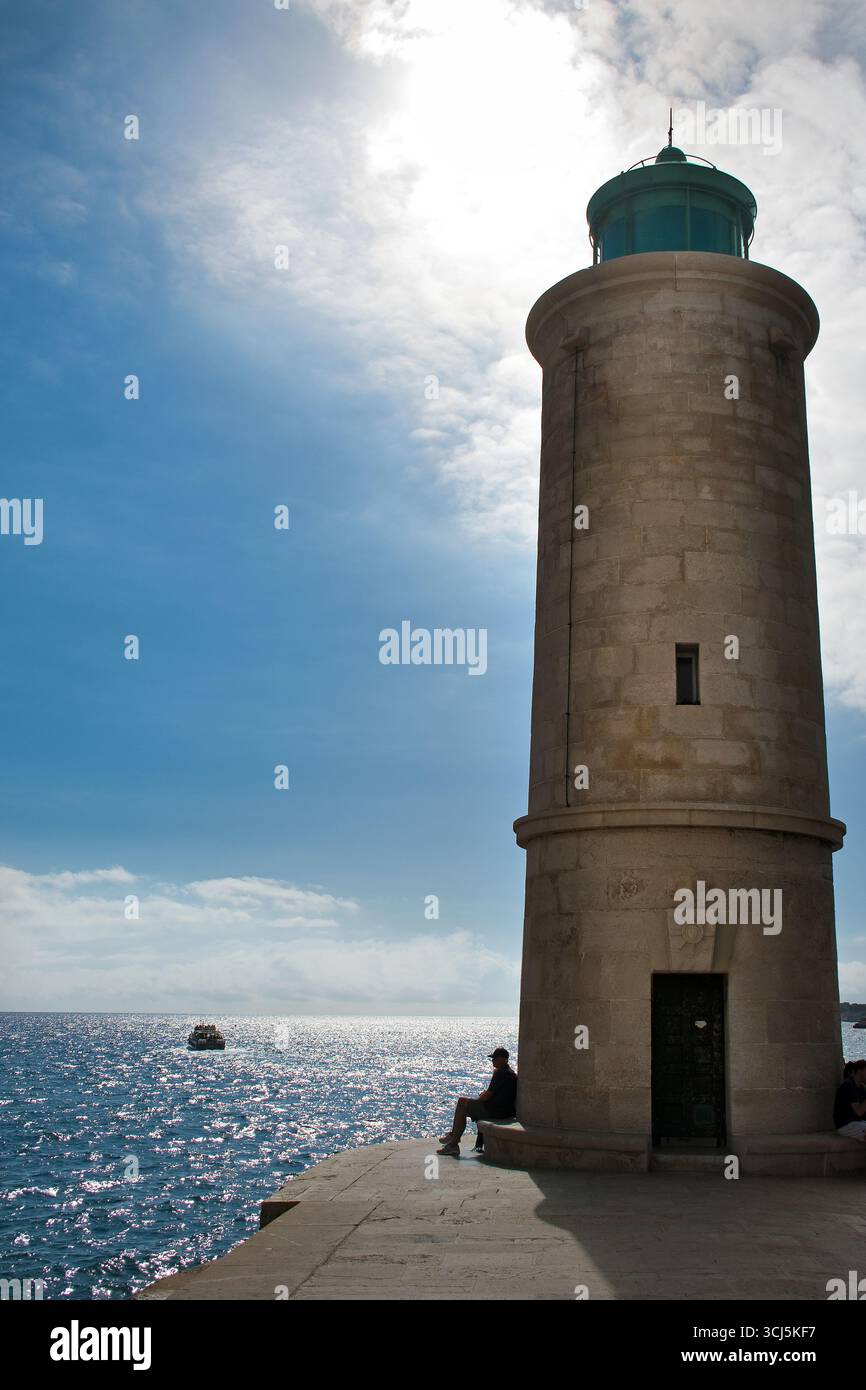 Cassis, phare au port en contre-jour. Ambiance nocturne Banque D'Images
