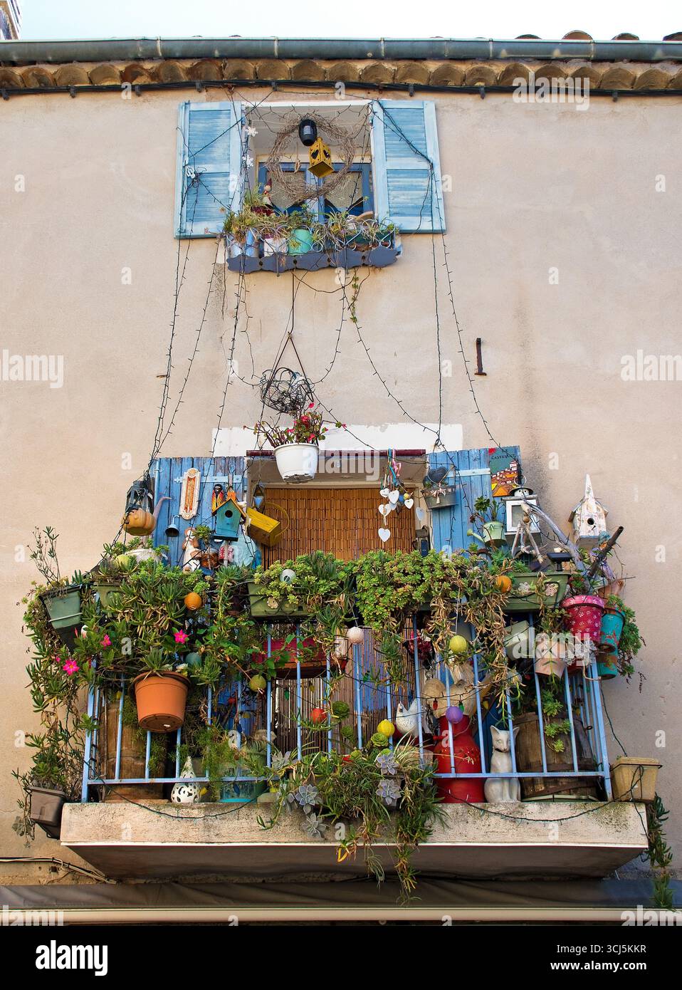 Le Castellet, balcon coloré au centre du village Banque D'Images