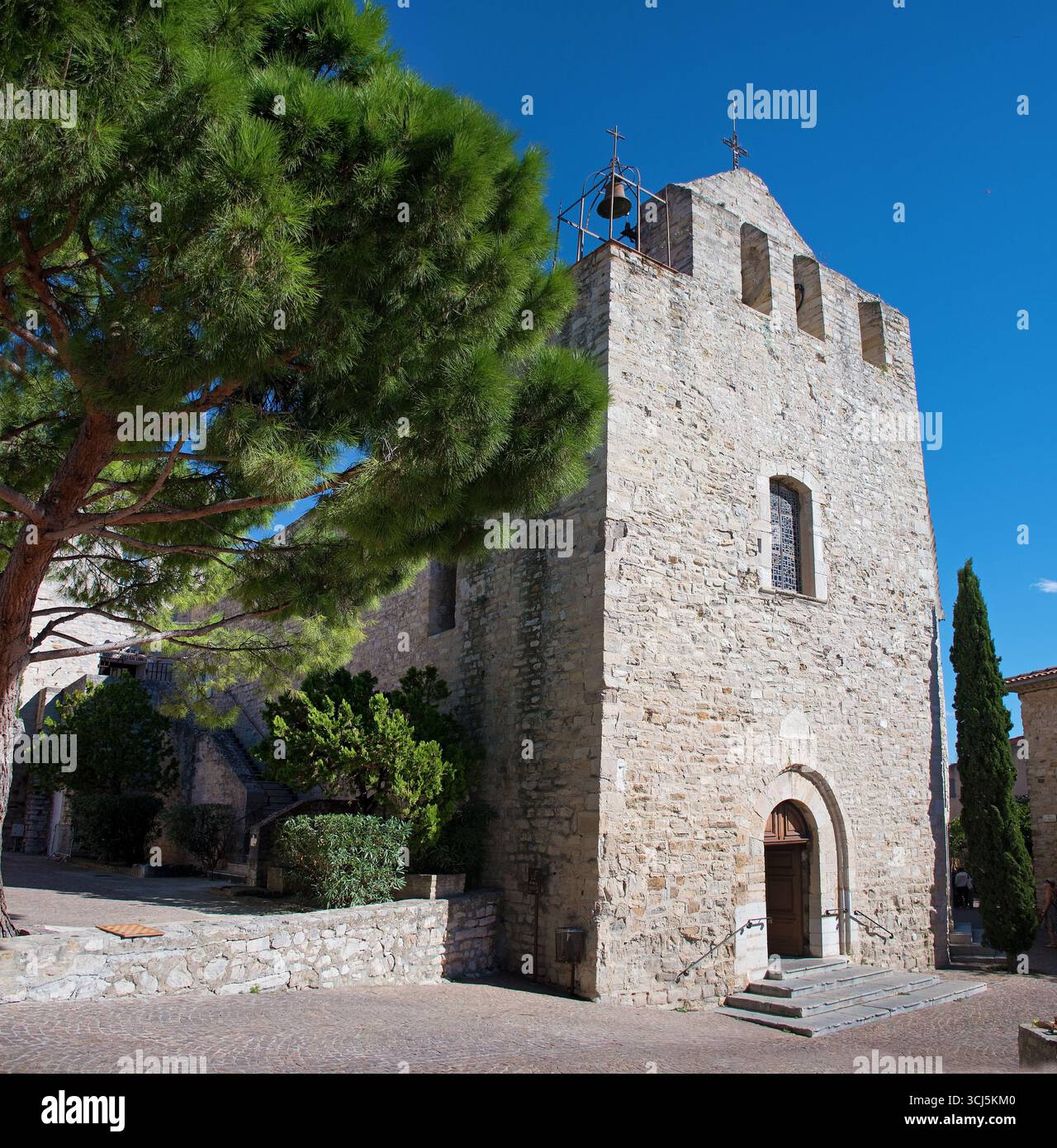 Église de la Transfiguration au Castellet, France. Devant l'église contre un ciel bleu Banque D'Images