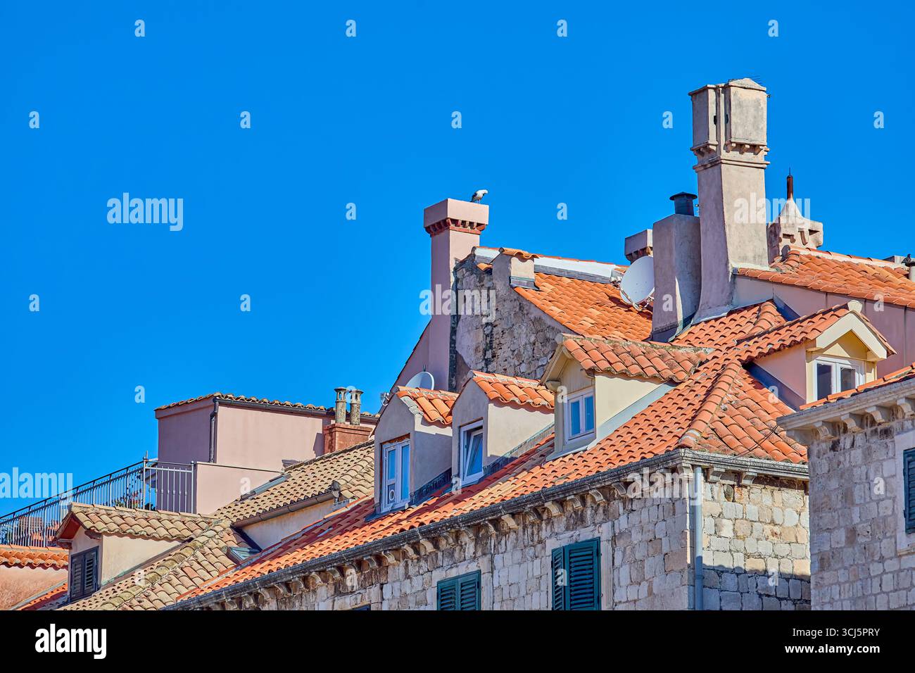 Angle de vue des toits de tuiles rouges des maisons dans les murs protégés fortifiés du vieux centre de la ville de Durbrovnik, Croatie, Europe Banque D'Images Angle de vue des toits de tuiles rouges des maisons dans les murs protégés fortifiés du vieux centre de la ville de Durbrovnik, Croatie, Europe Banque D'Images