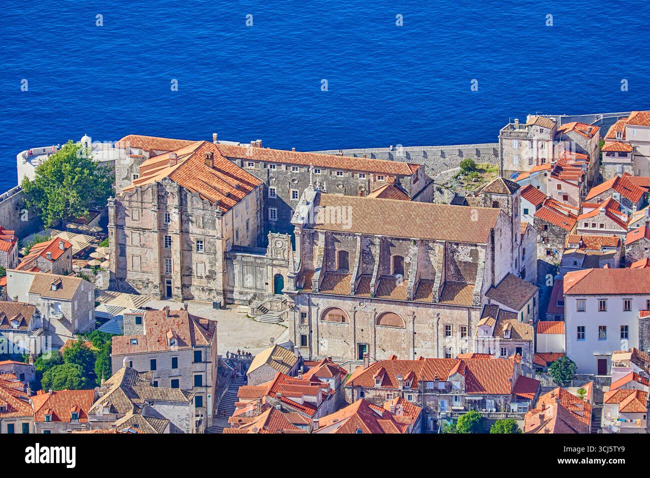 Vue en angle élevé des toits de tuiles rouges et des églises dans les 2 kilomètres environnants murs de protection fortifiés piétonniers, Dobrovnik, Croatie, Europe Banque D'Images Vue en angle élevé des toits de tuiles rouges et des églises dans les 2 kilomètres environnants murs de protection fortifiés piétonniers, Dobrovnik, Croatie, Europe Banque D'Images