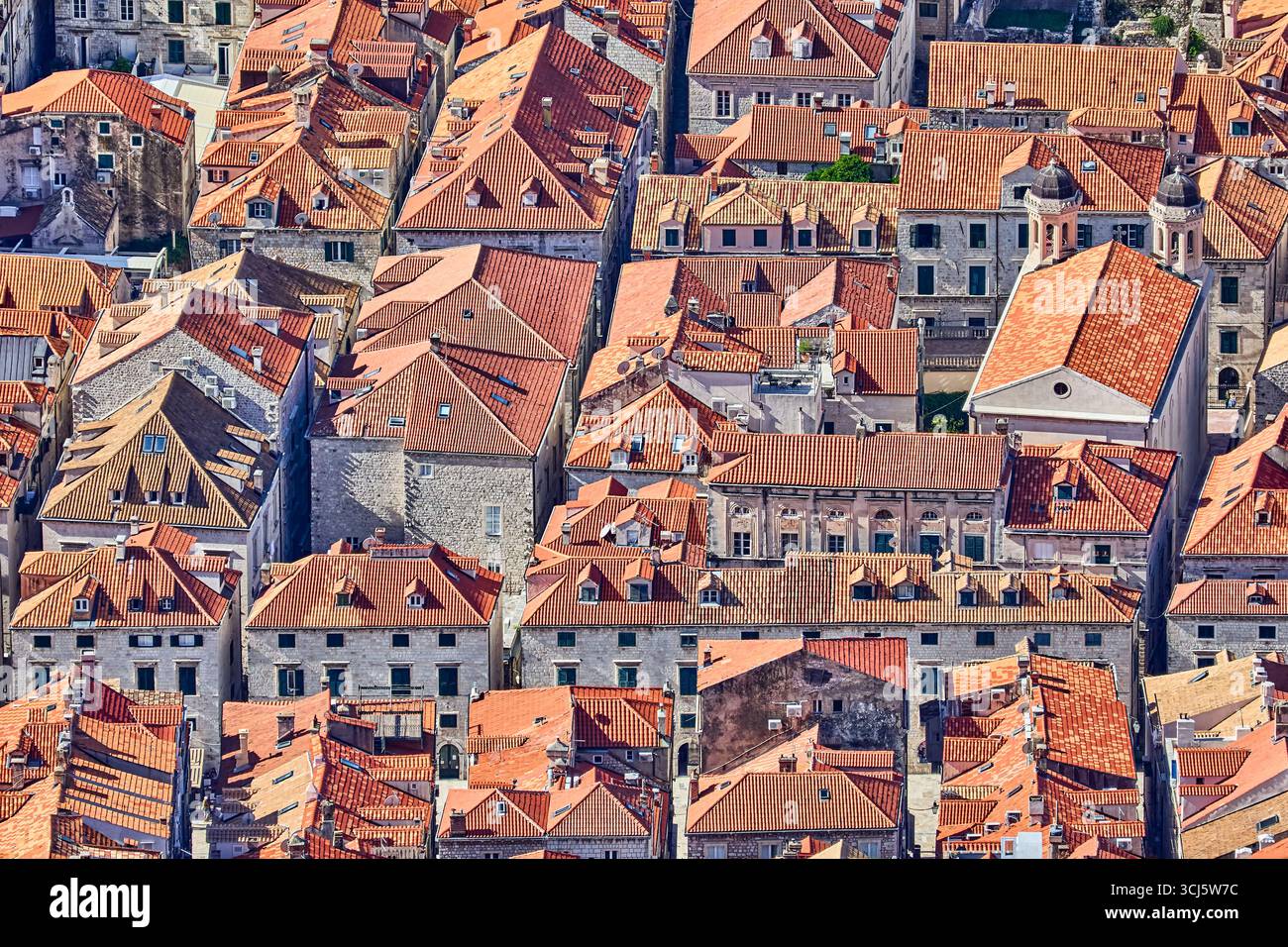 Vue à angle élevé sur les toits de tuiles rouges et les églises dans les environs de 2 kilomètres de murs de protection fortifiés piétonniers, Durbrovnik, Croatie, Europe Banque D'Images Vue à angle élevé sur les toits de tuiles rouges et les églises dans les environs de 2 kilomètres de murs de protection fortifiés piétonniers, Durbrovnik, Croatie, Europe Banque D'Images