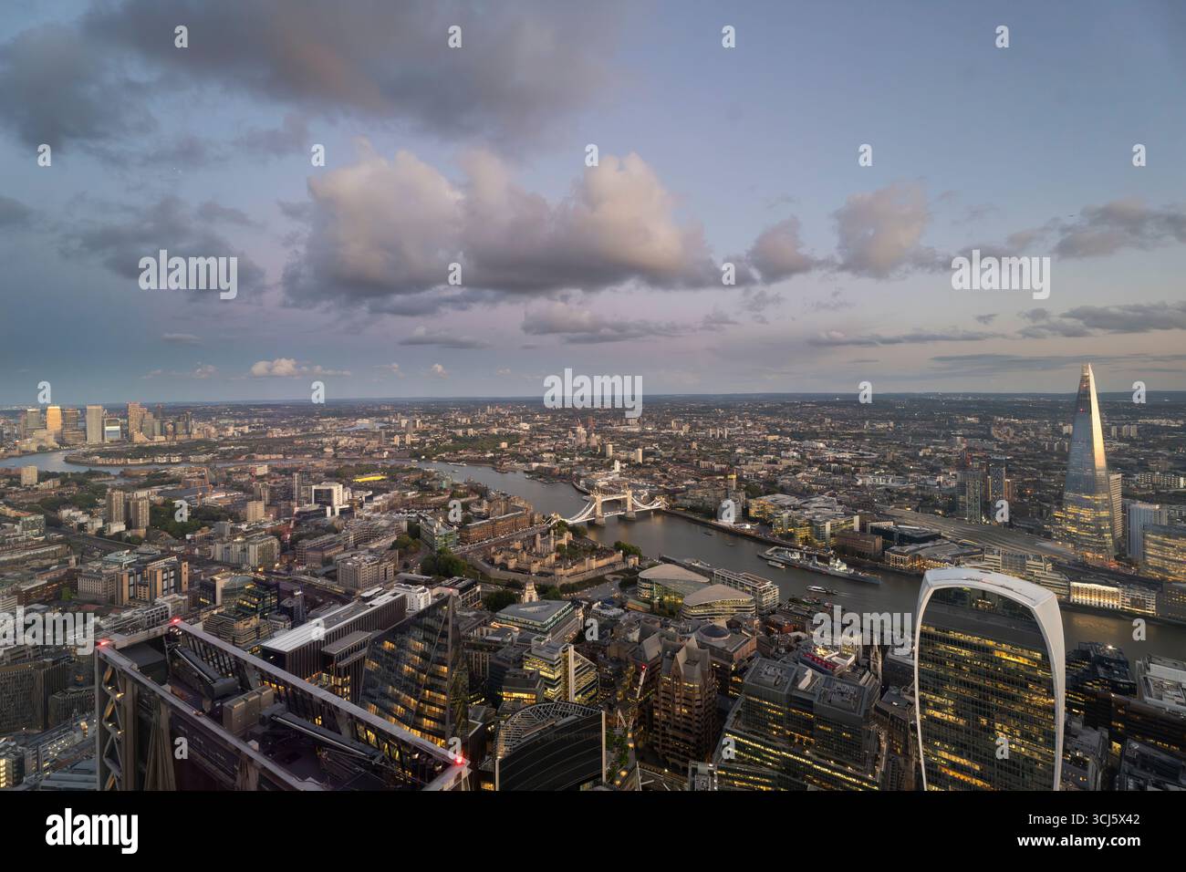 Horizon de Londres au crépuscule, avec le Shard, Tower Bridge et la Tamise. Banque D'Images