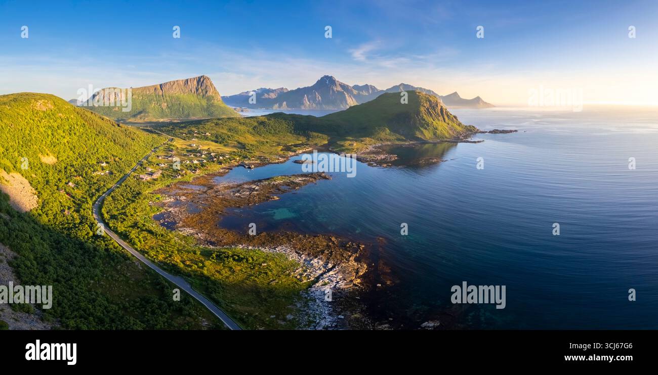 Vue aérienne de l'eau turquoise autour de Haukland et plage Vik en été pendant le soleil de minuit. Vestvagoy, Nordland, Îles Lofoten, Norvège. Banque D'Images