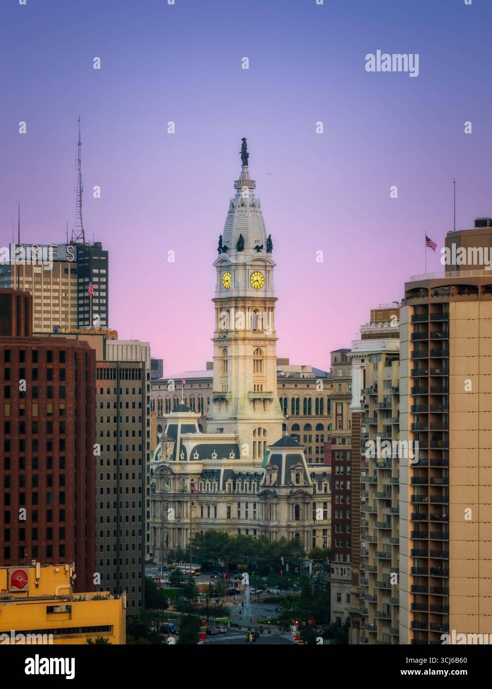 Une vue majestueuse de l'hôtel de ville de Philadelphie - Twilight peint le ciel dans des tons doux de lavande et de rose comme le magnifique hôtel de ville de Philadelphie. Banque D'Images