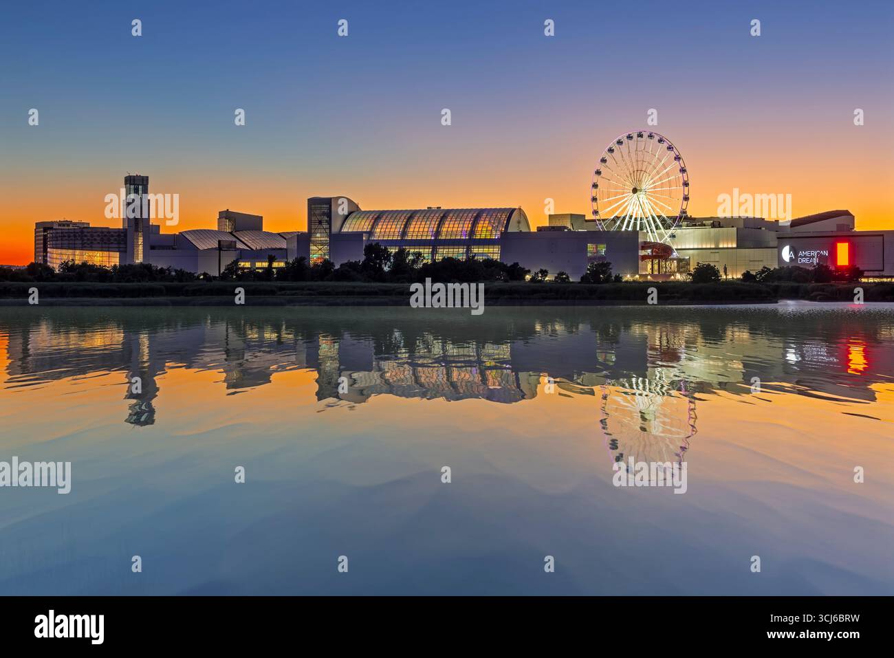 American Dream at Sunset - la roue d'observation « Dream Wheel » de l'American Dream Mall se reflète dans un plan d'eau calme au coucher du soleil. Banque D'Images