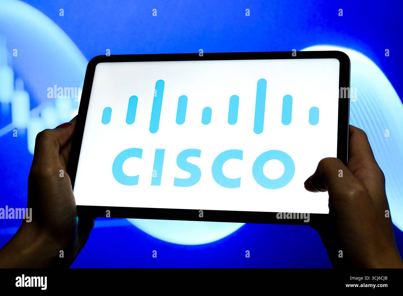 Dans cette illustration photo, le logo de Cisco Systems, Inc est affiché sur l'écran d'une tablette. Banque D'Images