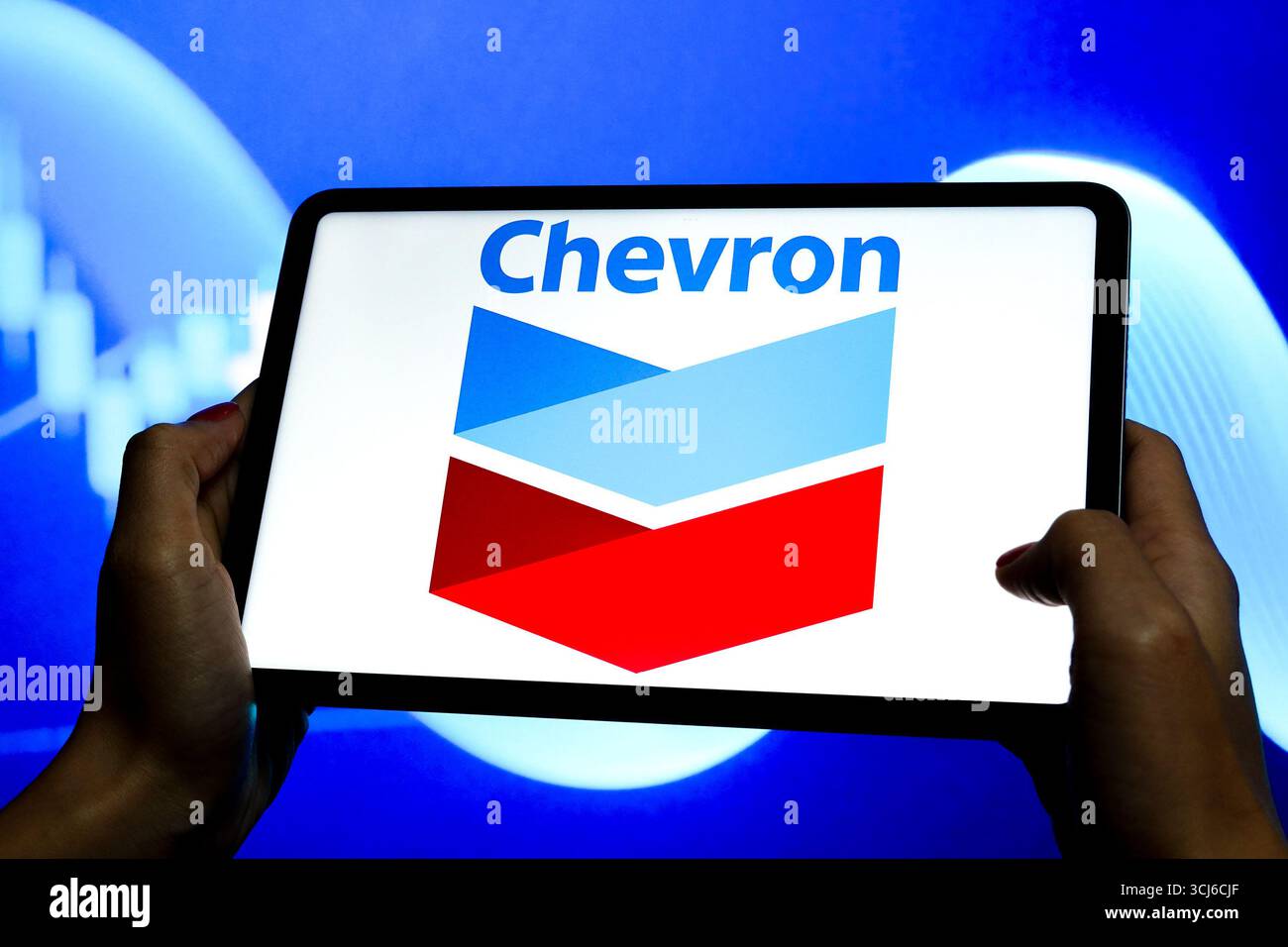 Dans cette illustration photo, le logo de Chevron Corporation est affiché sur l'écran d'une tablette. Banque D'Images