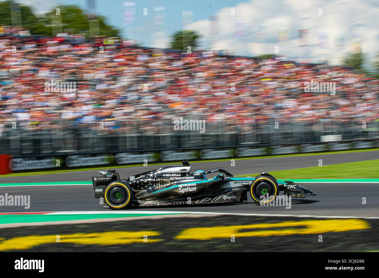 George Russell (GBR) au volant de Mercedes-AMG Petronas Formula One Team lors des essais libres du GP de F1 d'Italie sur le circuit de Monza le 5 septembre 2025 à Monza, en Italie. Banque D'Images