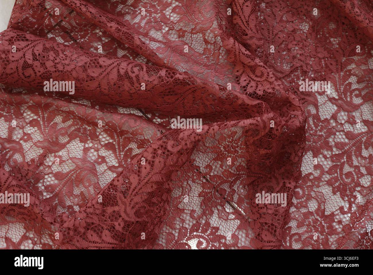 Texture de tissu brocart rouge avec fond blanc. Banque D'Images